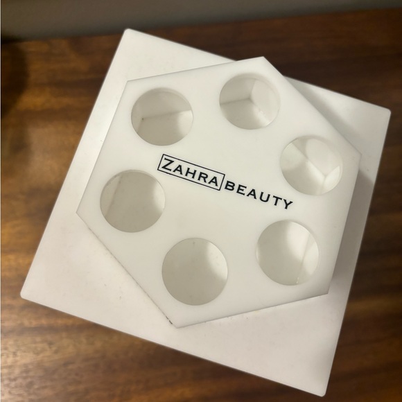 Zahra Rotating Lipstick Tower - Picture 3 of 3